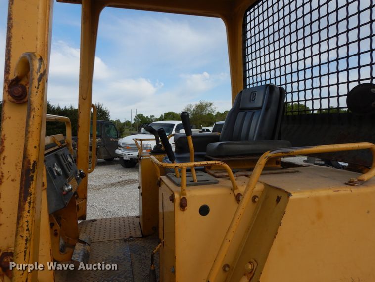 image for item IL9368 1993 Caterpillar D4C  Series II dozer