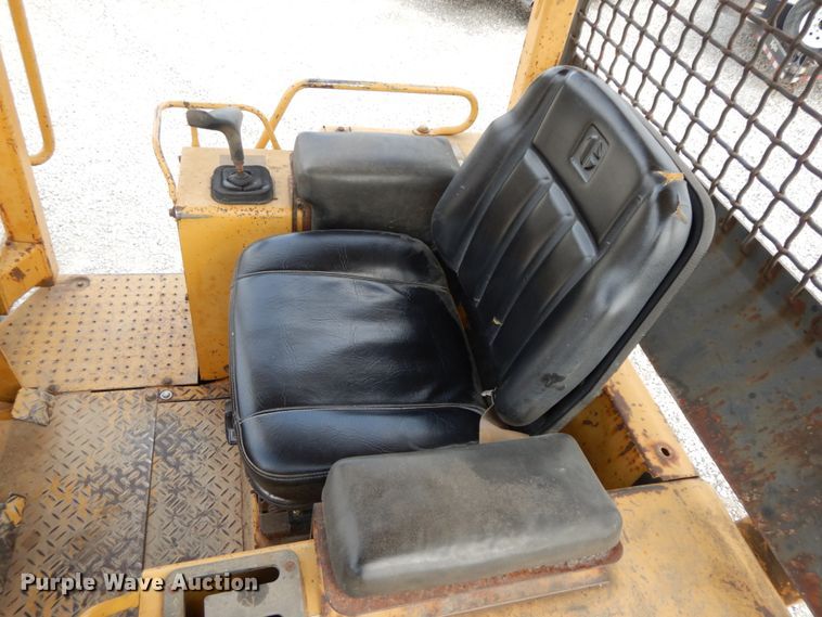 image for item IL9368 1993 Caterpillar D4C  Series II dozer