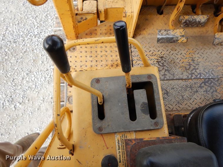 image for item IL9368 1993 Caterpillar D4C  Series II dozer