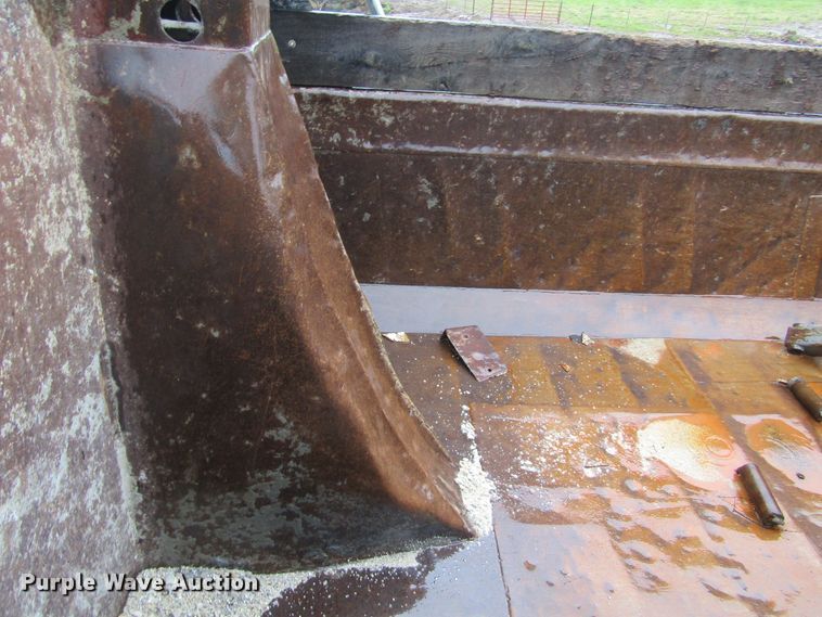 image for item IL9370 Heil  dump bed