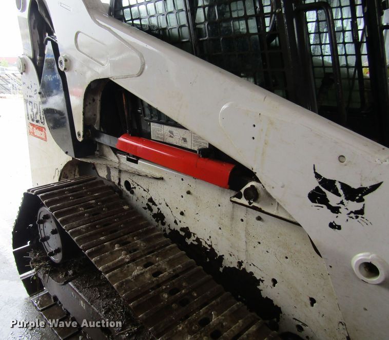 image for item IL9374 2011 Bobcat T320  tracked skid steer loader