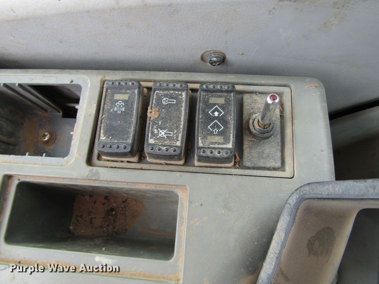 image for item IL9394 2011 John Deere 250G LC  excavator