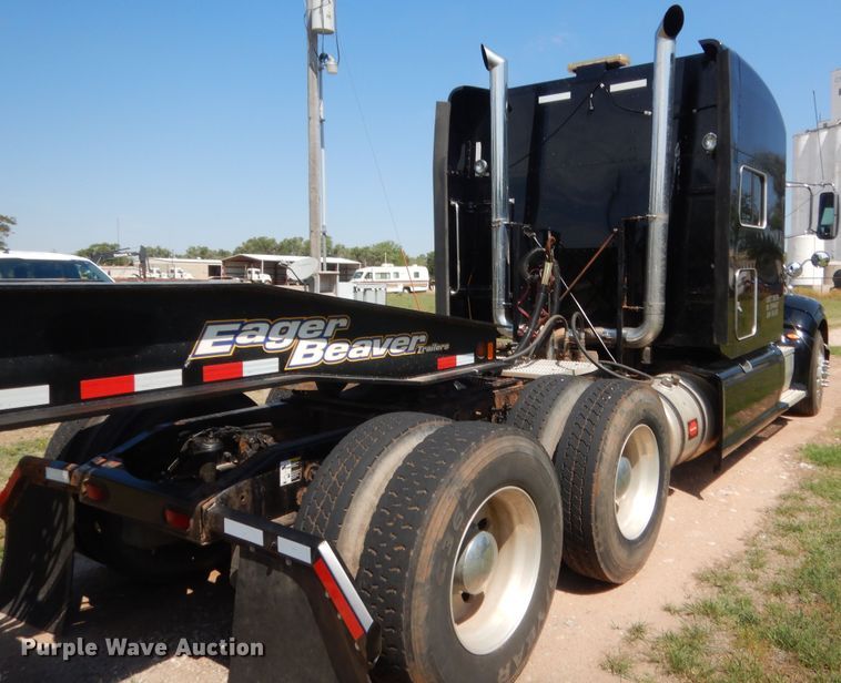 image for item IP9758 2012 Peterbilt 386  semi truck