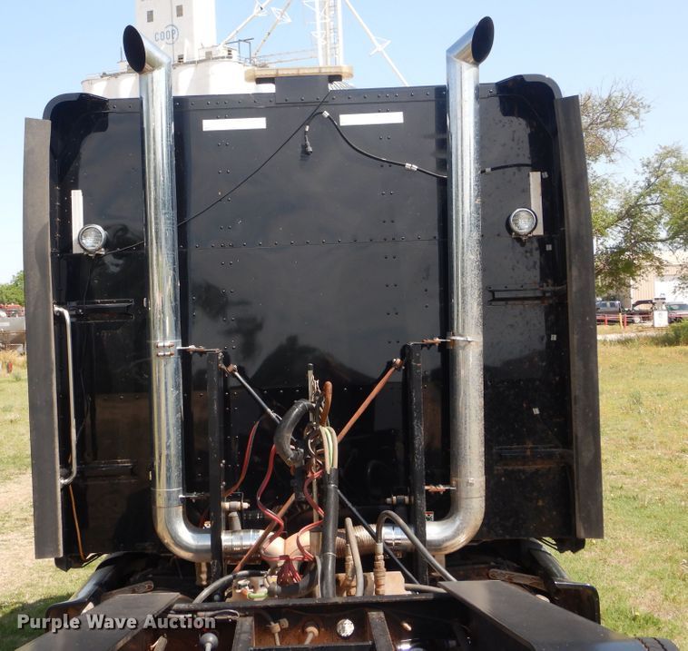 image for item IP9758 2012 Peterbilt 386  semi truck