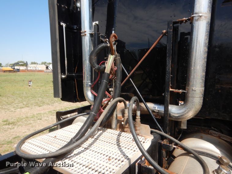 image for item IP9758 2012 Peterbilt 386  semi truck