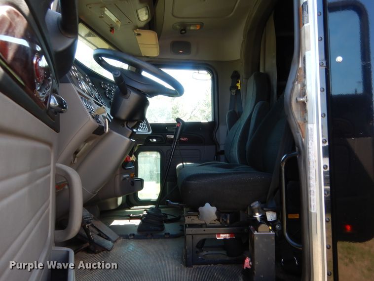 image for item IP9758 2012 Peterbilt 386  semi truck