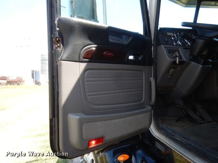 image for item IP9758 2012 Peterbilt 386  semi truck