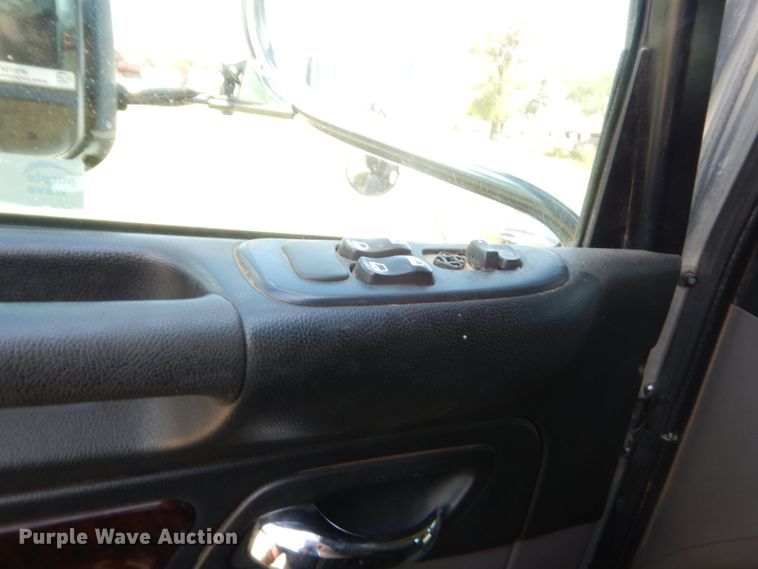 image for item IP9758 2012 Peterbilt 386  semi truck