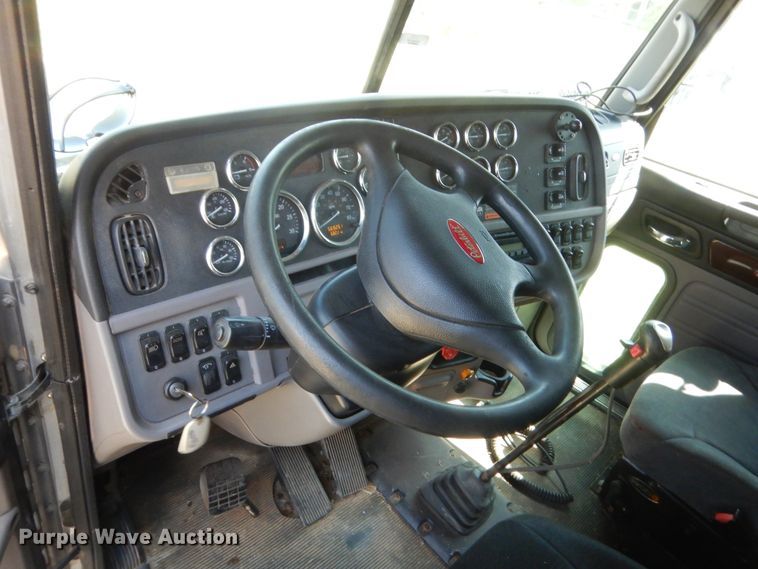 image for item IP9758 2012 Peterbilt 386  semi truck