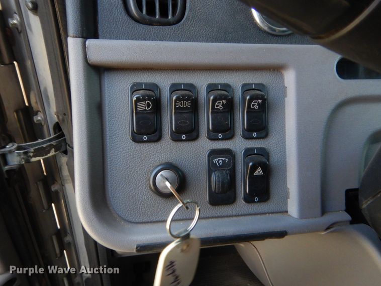 image for item IP9758 2012 Peterbilt 386  semi truck