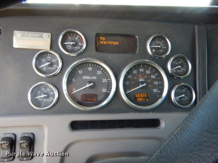 image for item IP9758 2012 Peterbilt 386  semi truck