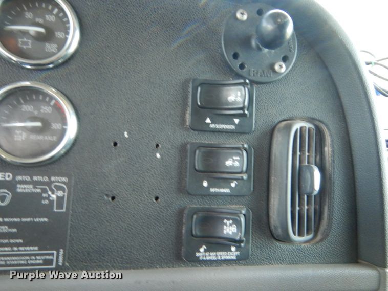 image for item IP9758 2012 Peterbilt 386  semi truck