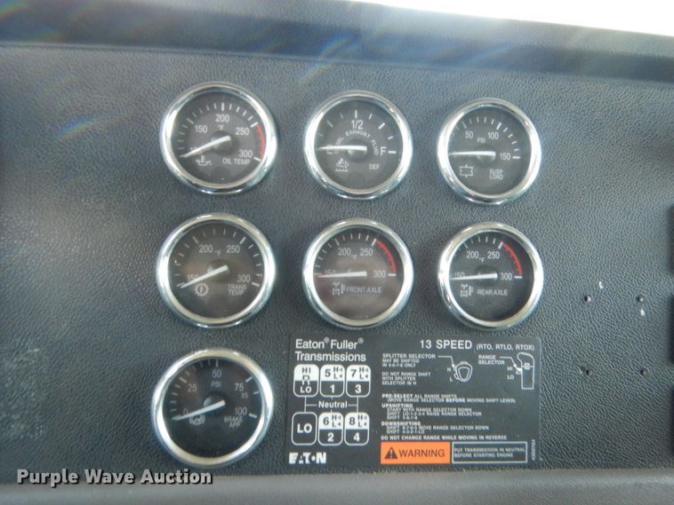 image for item IP9758 2012 Peterbilt 386  semi truck