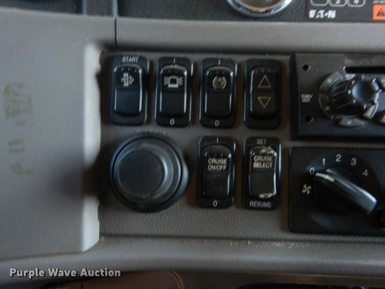 image for item IP9758 2012 Peterbilt 386  semi truck