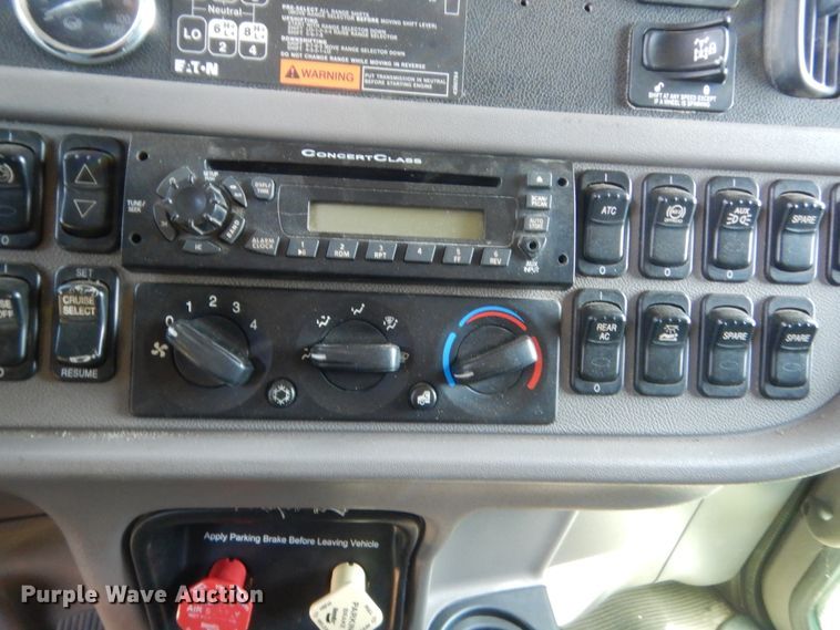 image for item IP9758 2012 Peterbilt 386  semi truck