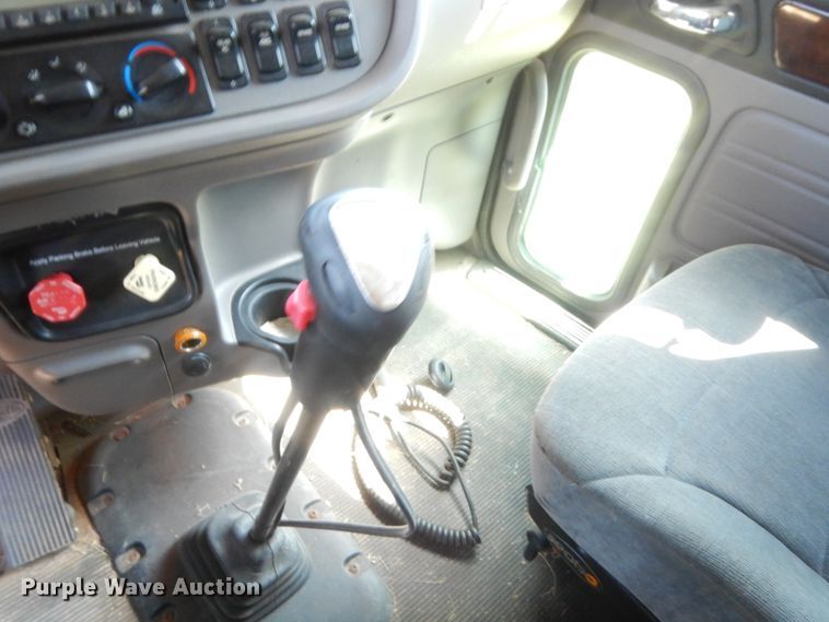 image for item IP9758 2012 Peterbilt 386  semi truck