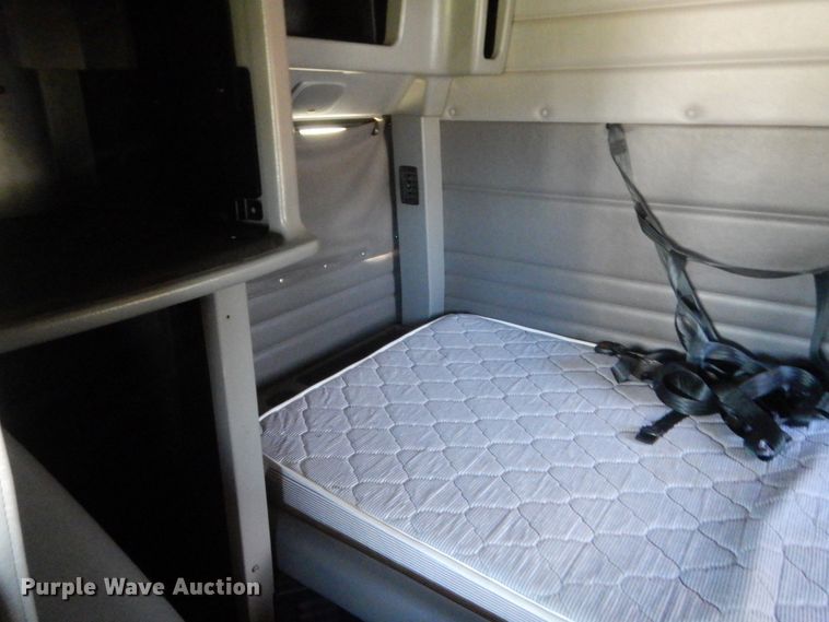 image for item IP9758 2012 Peterbilt 386  semi truck