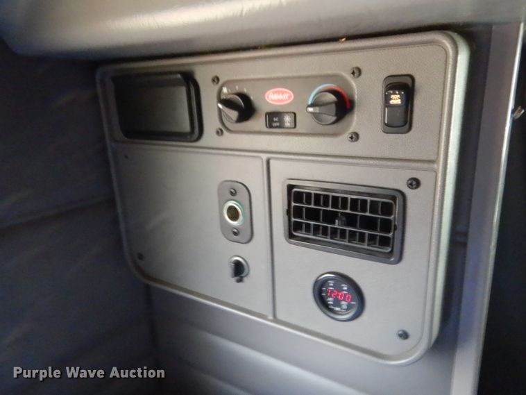 image for item IP9758 2012 Peterbilt 386  semi truck