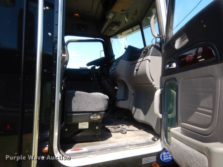 image for item IP9758 2012 Peterbilt 386  semi truck