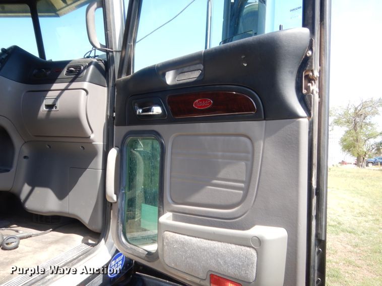 image for item IP9758 2012 Peterbilt 386  semi truck