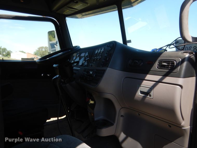 image for item IP9758 2012 Peterbilt 386  semi truck