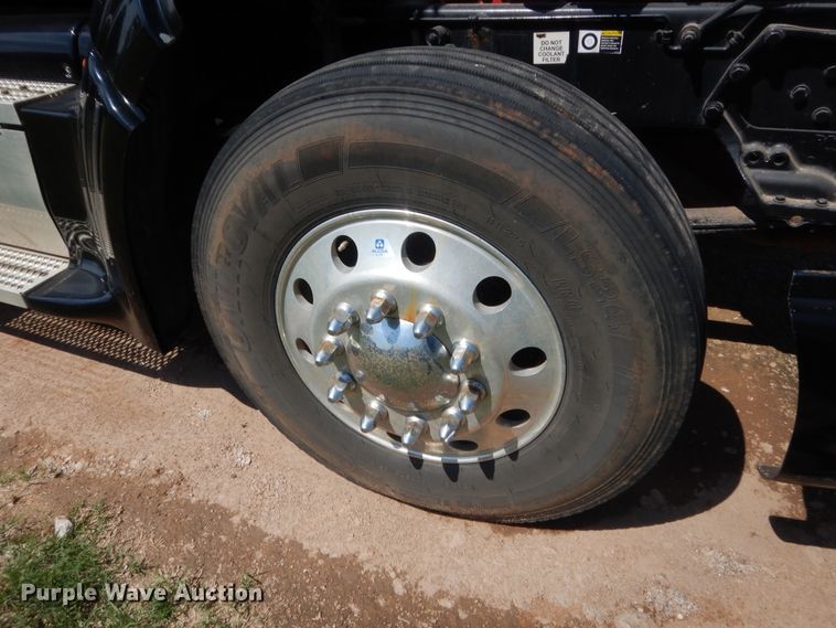 image for item IP9758 2012 Peterbilt 386  semi truck