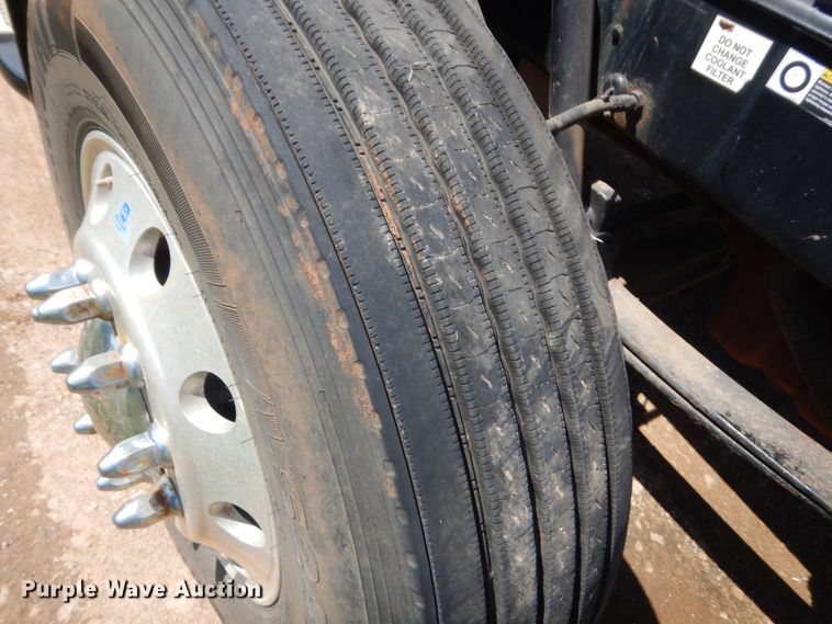 image for item IP9758 2012 Peterbilt 386  semi truck