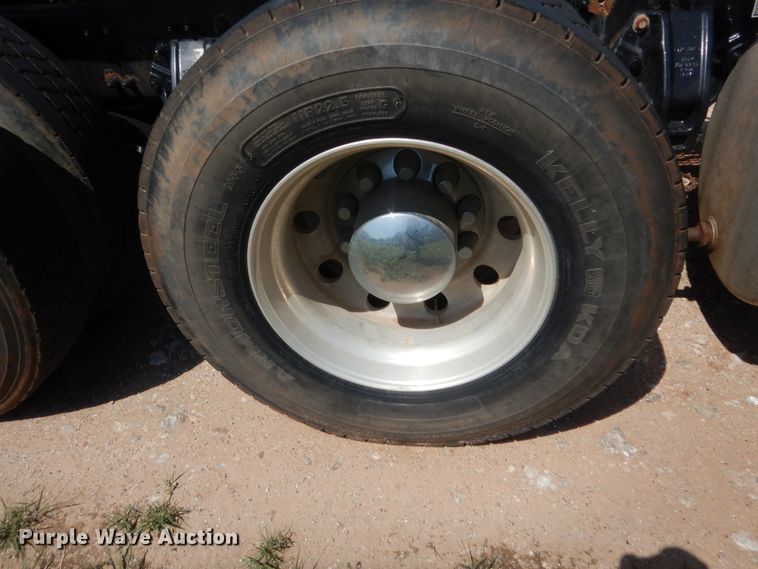 image for item IP9758 2012 Peterbilt 386  semi truck