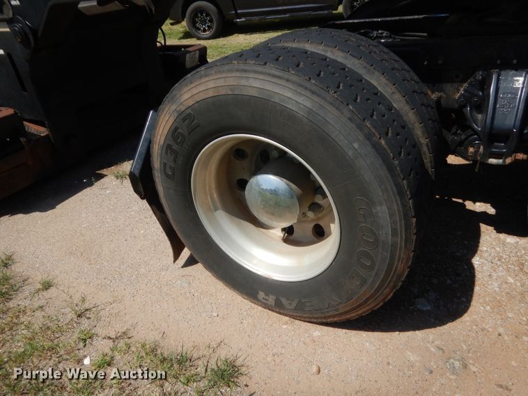 image for item IP9758 2012 Peterbilt 386  semi truck