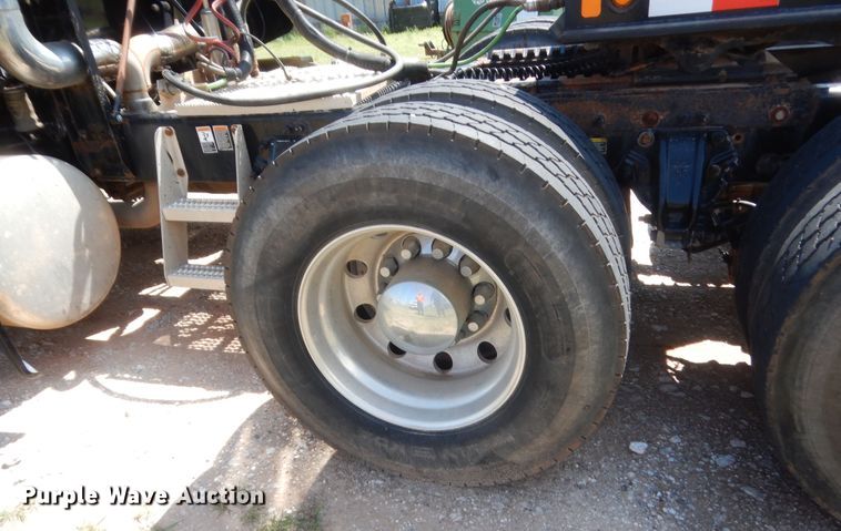 image for item IP9758 2012 Peterbilt 386  semi truck