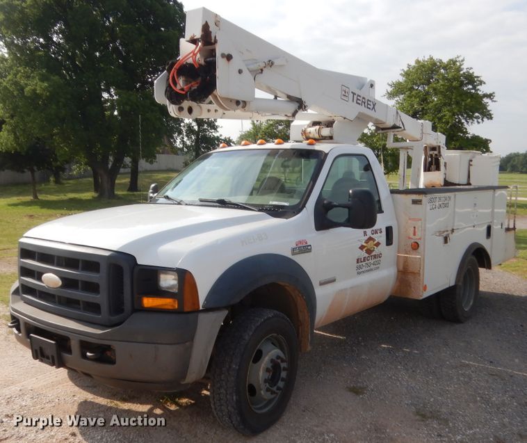 image for item IP9773 2006 Ford F550  bucket truck