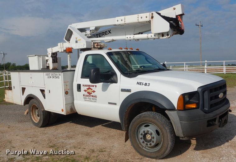 image for item IP9773 2006 Ford F550  bucket truck