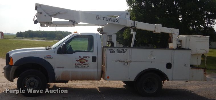 image for item IP9773 2006 Ford F550  bucket truck