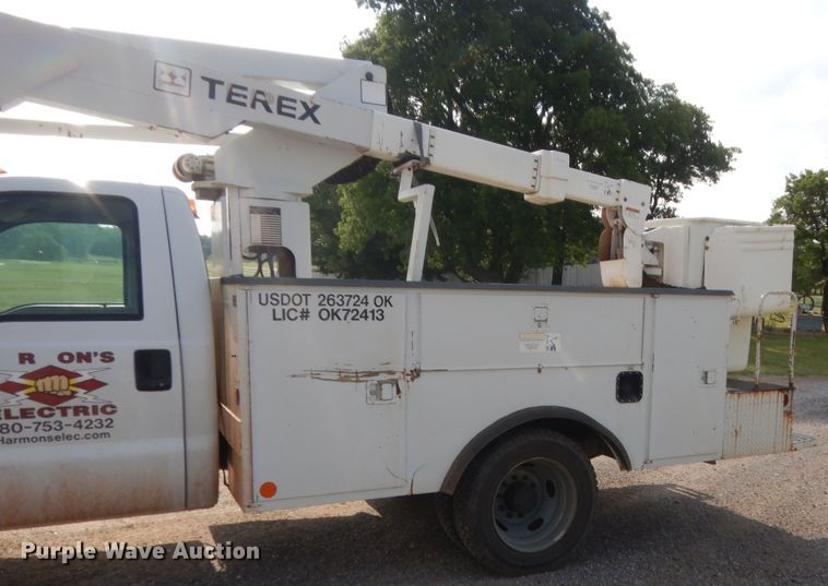 image for item IP9773 2006 Ford F550  bucket truck