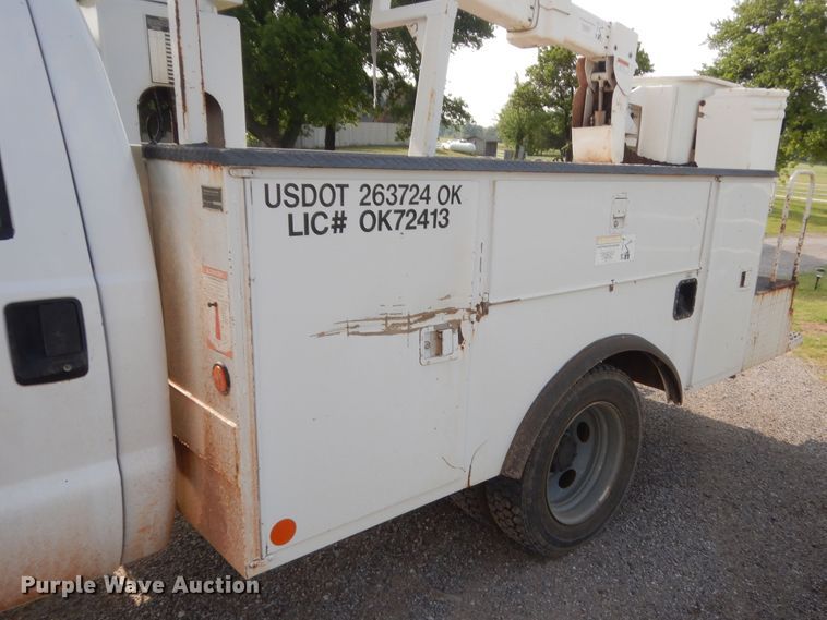 image for item IP9773 2006 Ford F550  bucket truck