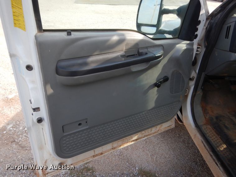 image for item IP9773 2006 Ford F550  bucket truck