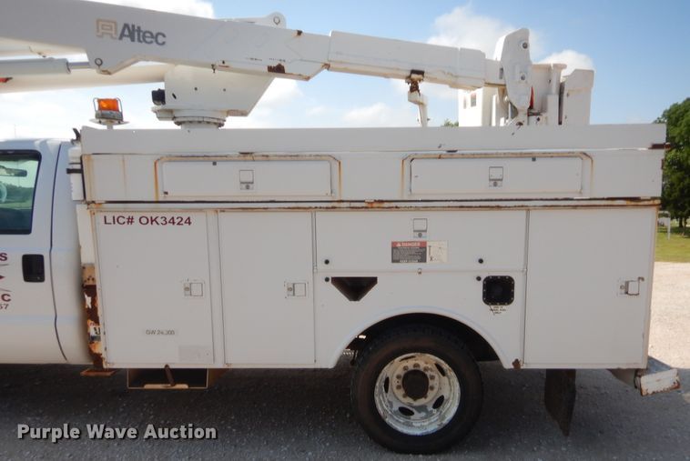 image for item IP9774 2006 Ford F550  bucket truck
