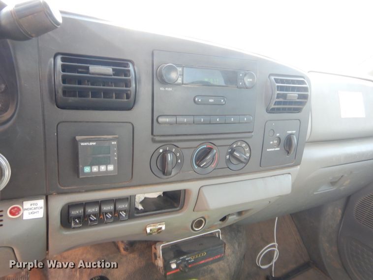 image for item IP9774 2006 Ford F550  bucket truck