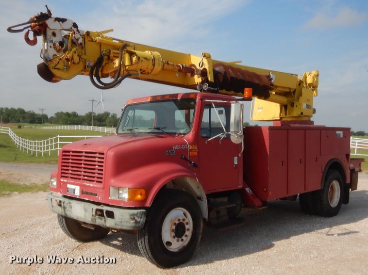 image for item IP9776 2001 International 470  digger derrick truck