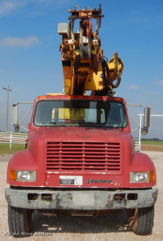 image for item IP9776 2001 International 470  digger derrick truck