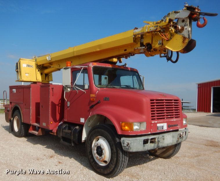 image for item IP9776 2001 International 470  digger derrick truck