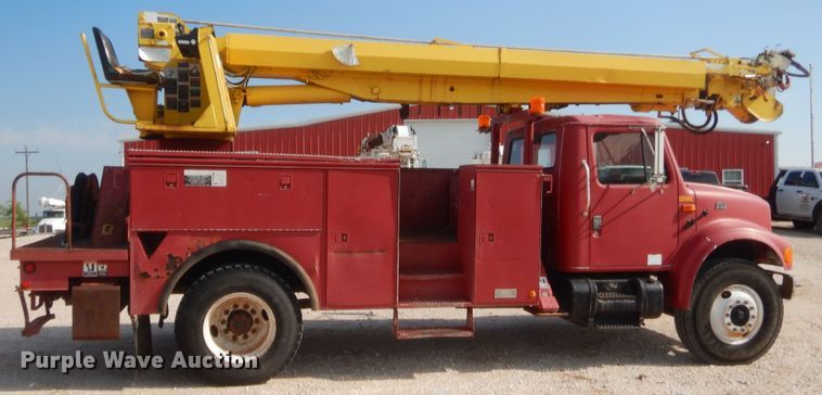image for item IP9776 2001 International 470  digger derrick truck