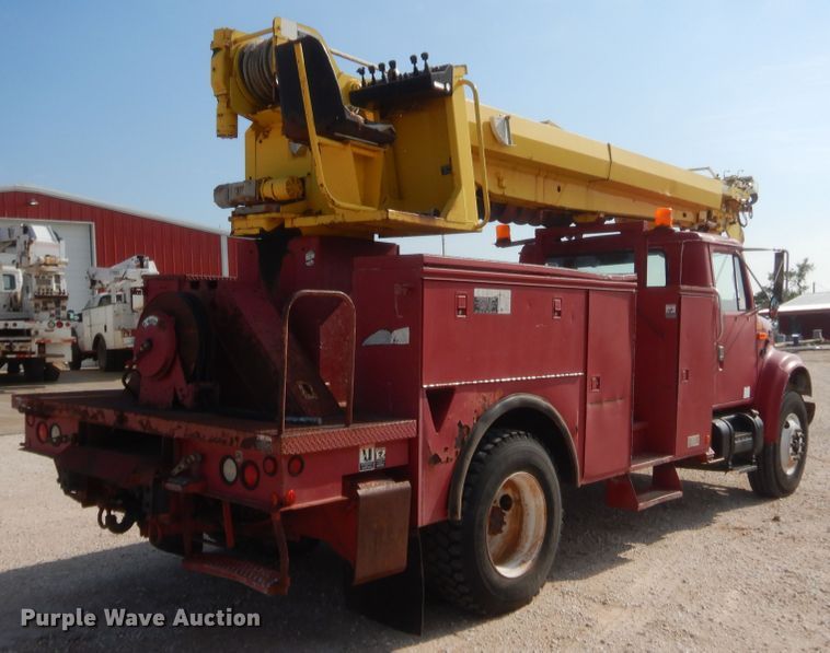 image for item IP9776 2001 International 470  digger derrick truck