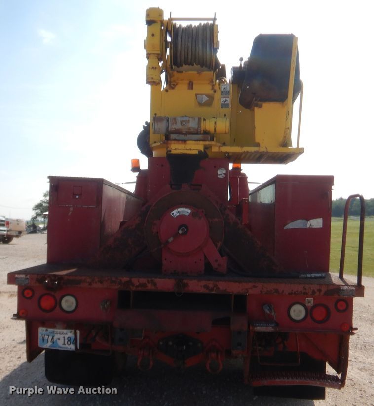 image for item IP9776 2001 International 470  digger derrick truck