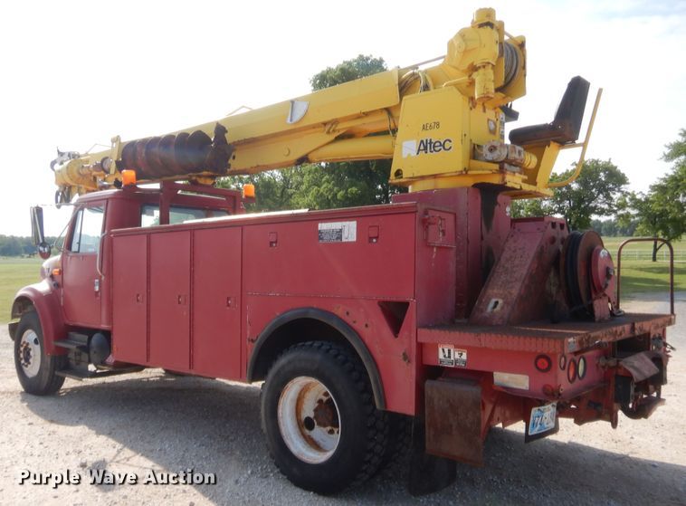 image for item IP9776 2001 International 470  digger derrick truck