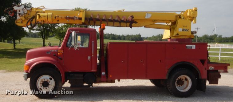 image for item IP9776 2001 International 470  digger derrick truck