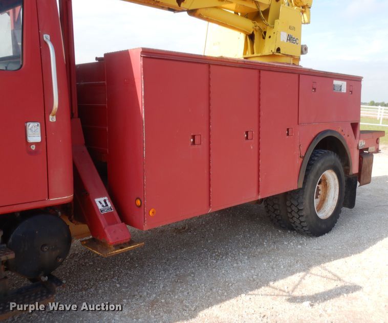 image for item IP9776 2001 International 470  digger derrick truck