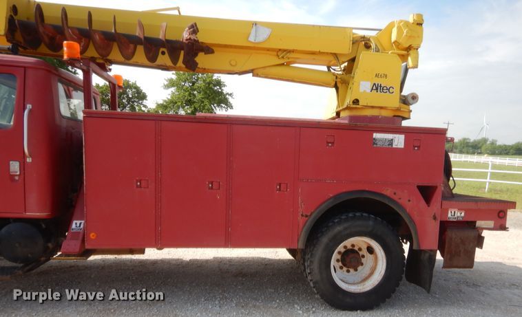 image for item IP9776 2001 International 470  digger derrick truck