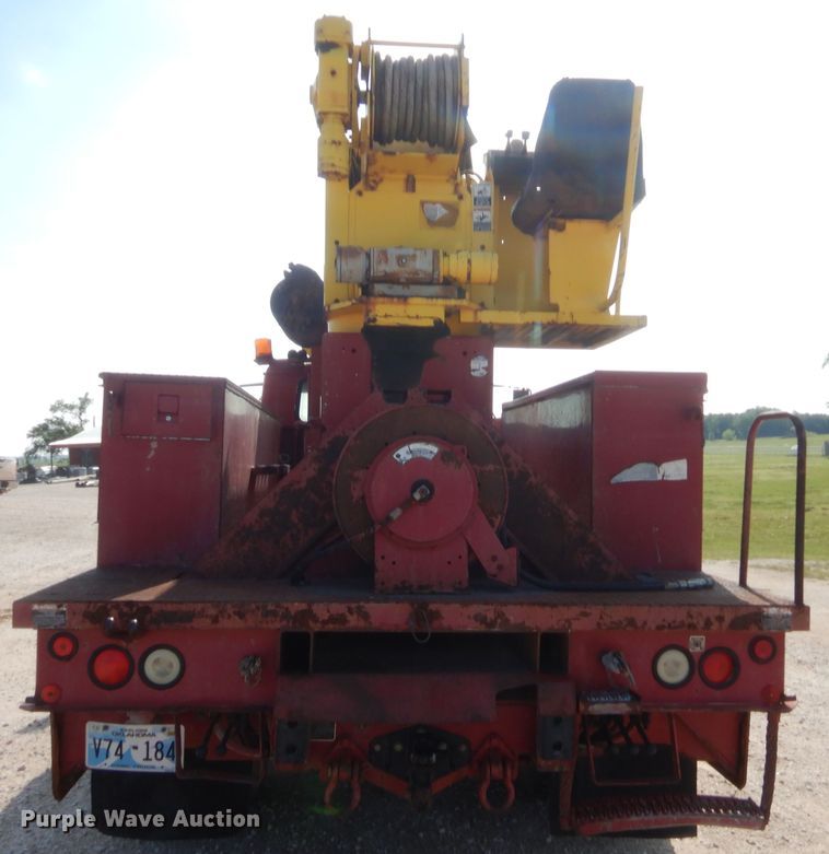 image for item IP9776 2001 International 470  digger derrick truck