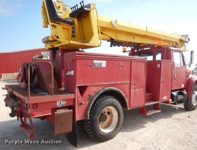 image for item IP9776 2001 International 470  digger derrick truck